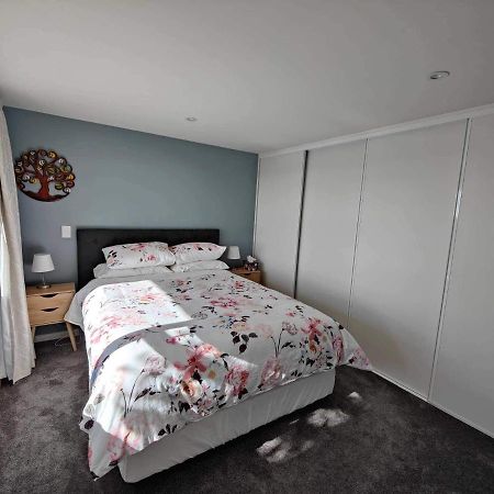 Fully Renovated Hillside Apartment Close To City Christchurch Kültér fotó