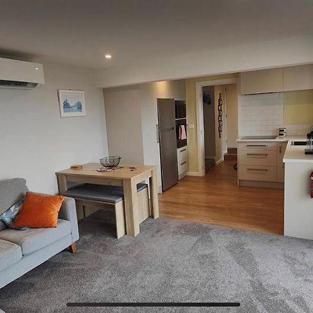 Fully Renovated Hillside Apartment Close To City Christchurch Kültér fotó