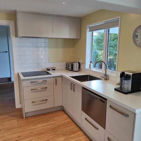 Fully Renovated Hillside Apartment Close To City Christchurch Kültér fotó