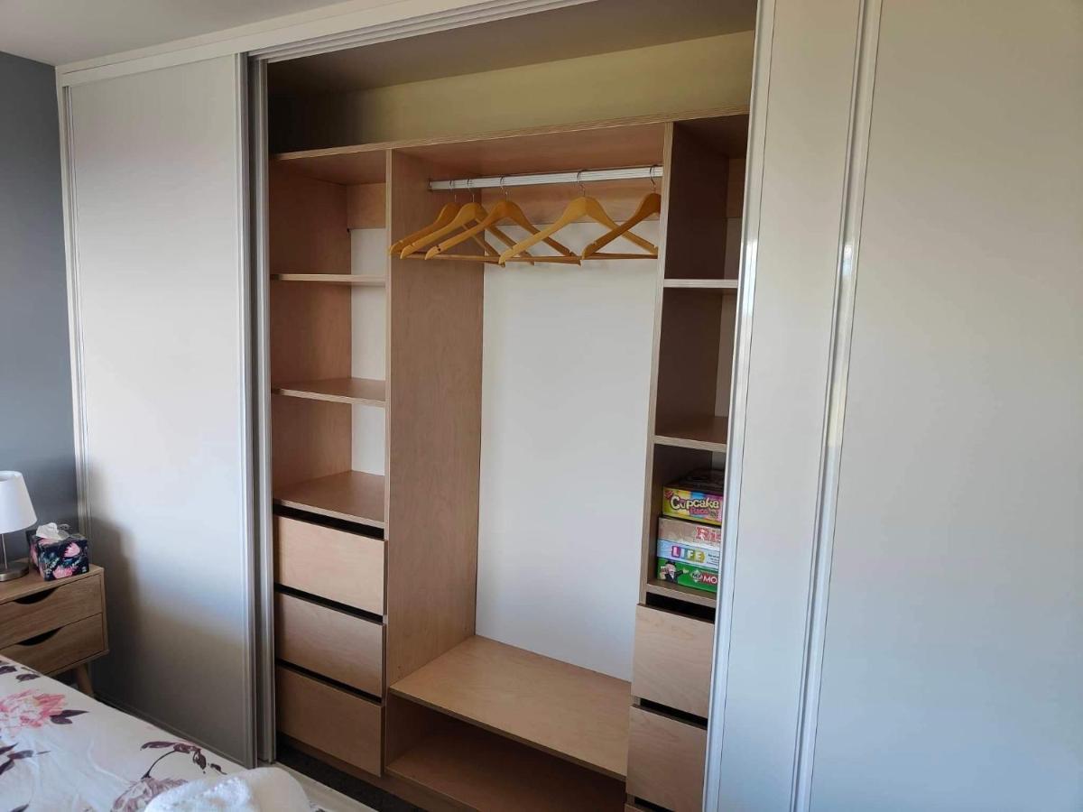 Fully Renovated Hillside Apartment Close To City Christchurch Kültér fotó