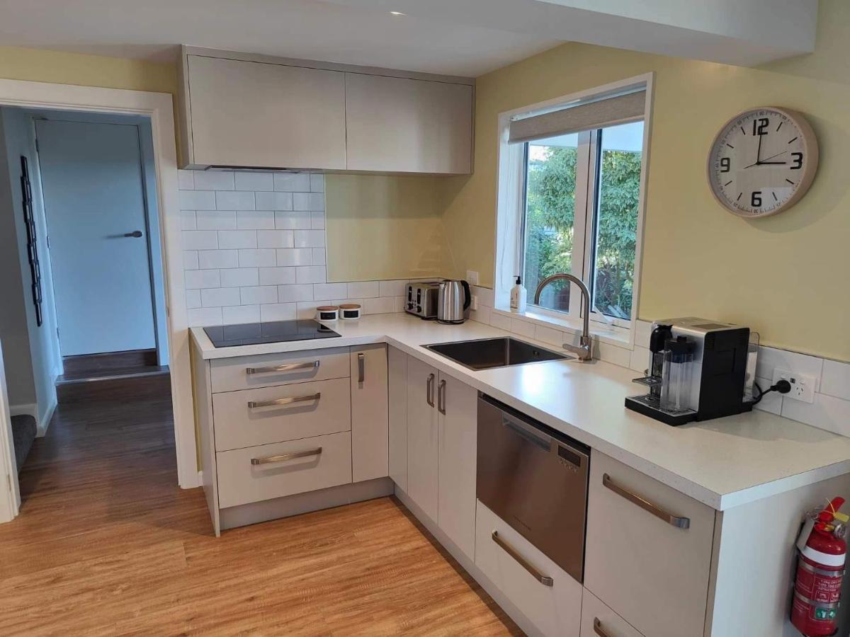 Fully Renovated Hillside Apartment Close To City Christchurch Kültér fotó