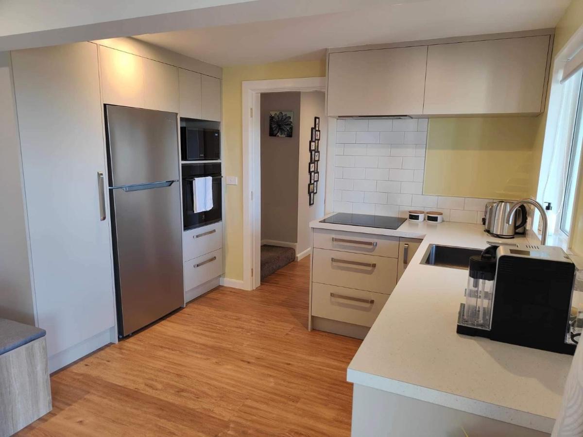 Fully Renovated Hillside Apartment Close To City Christchurch Kültér fotó